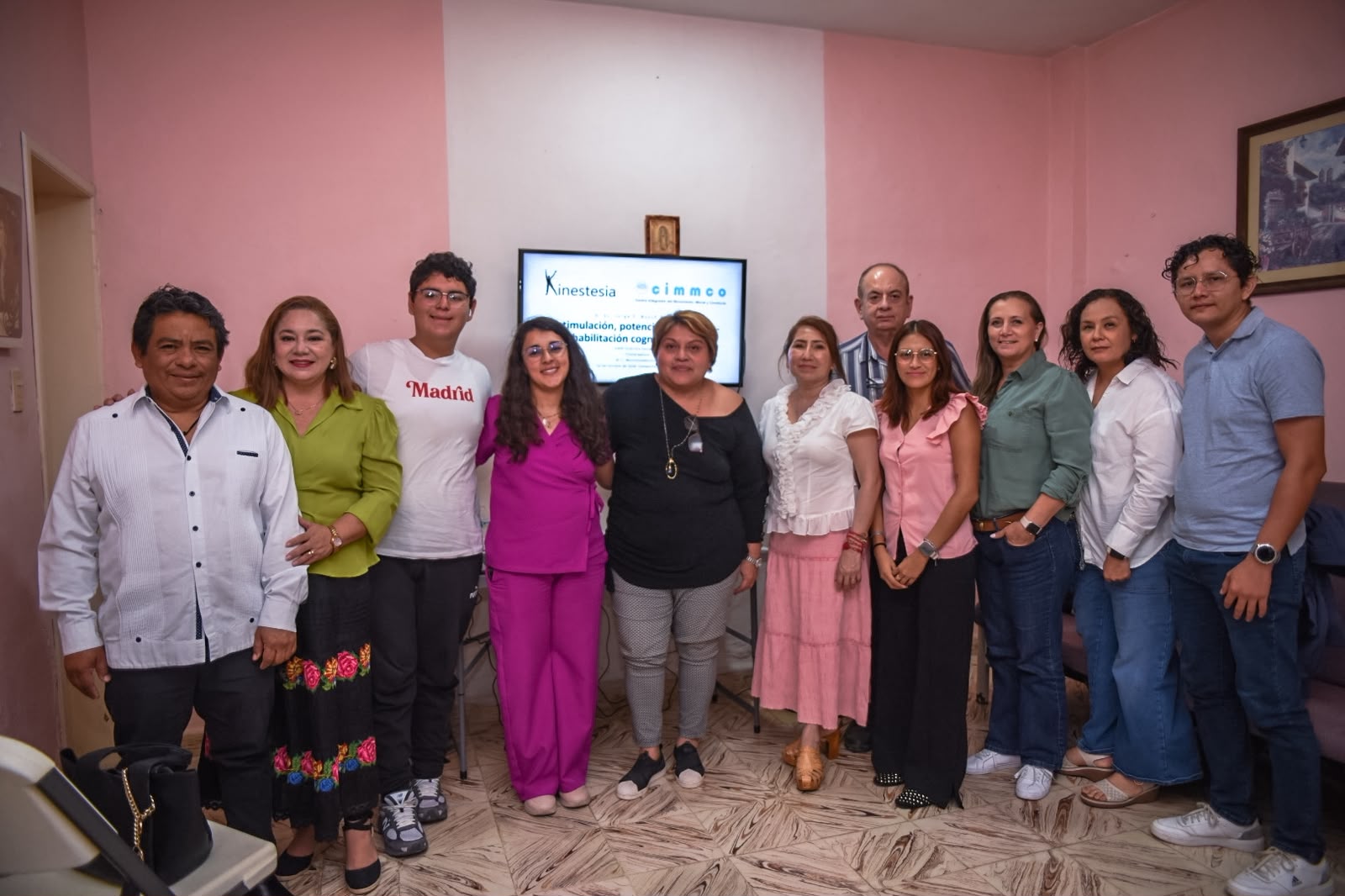 Reunión de equipo para presentar Kinestesia y CIMMCO