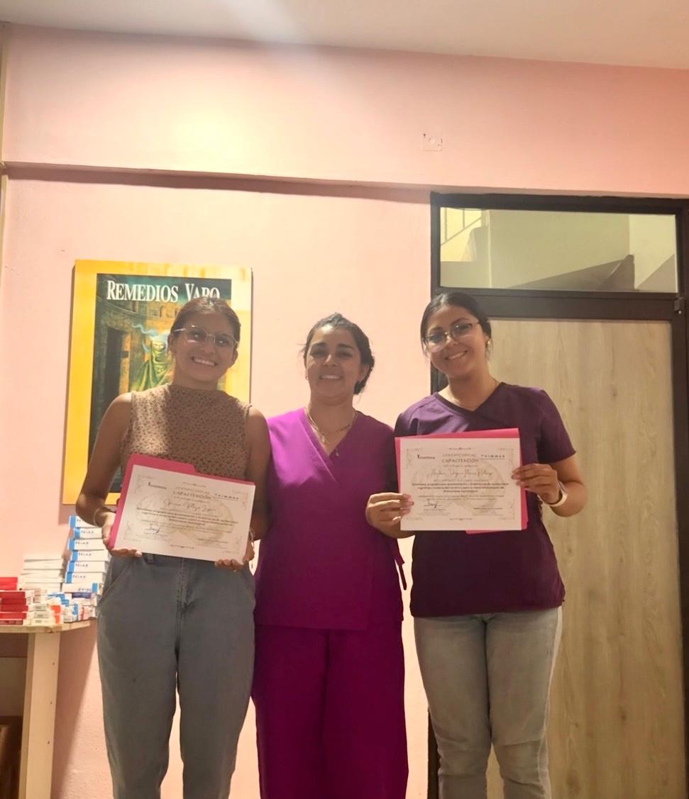 Participantes mostrando constancias de capacitación